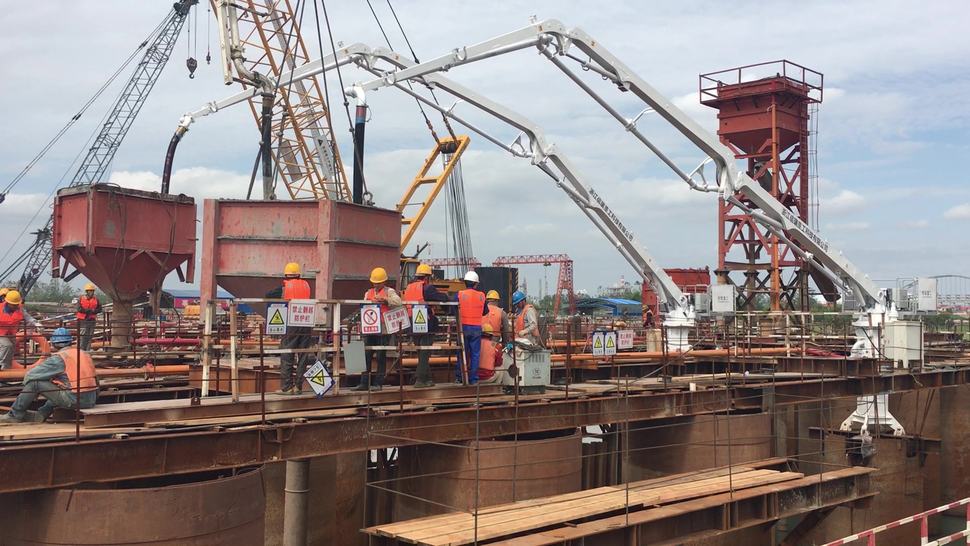 一鍵布料，行業(yè)首款！中聯(lián)重科智能布料機上海施工首秀