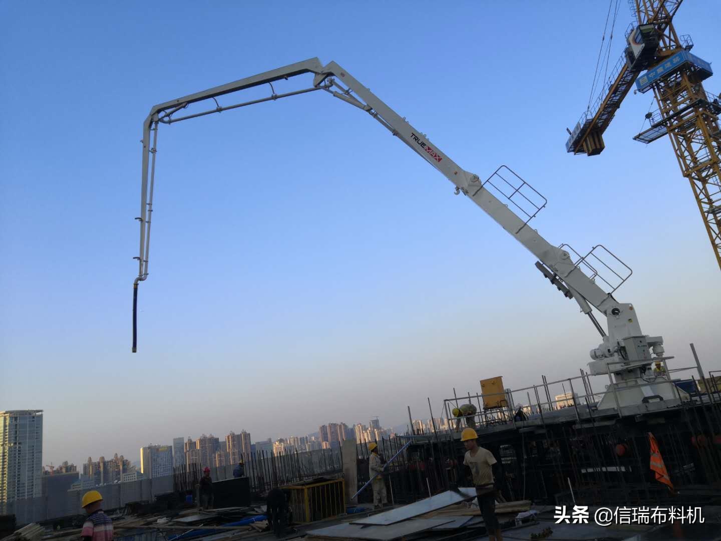 混凝土布料機(jī)配合爬模達(dá)到智能化混凝土澆筑