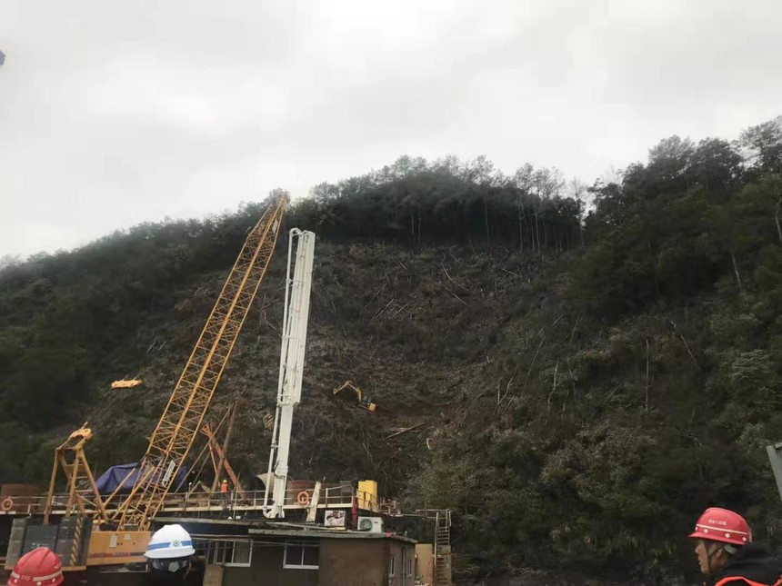 HG32A-3R-32米布料機(jī)-千島湖環(huán)島橋梁-浙江淳安施工現(xiàn)場(chǎng)-信瑞重工