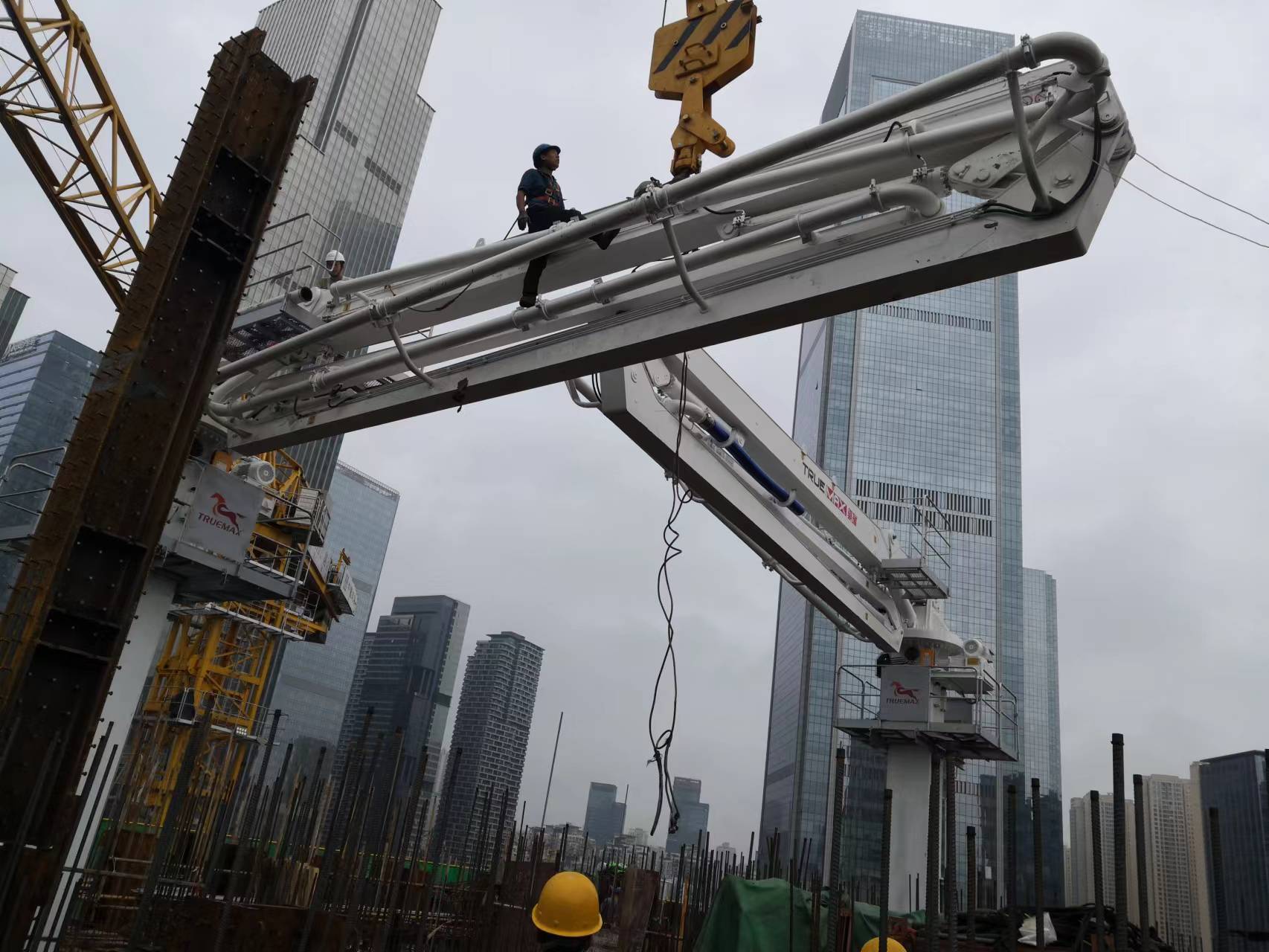 電梯井液壓布料機(jī)的選型