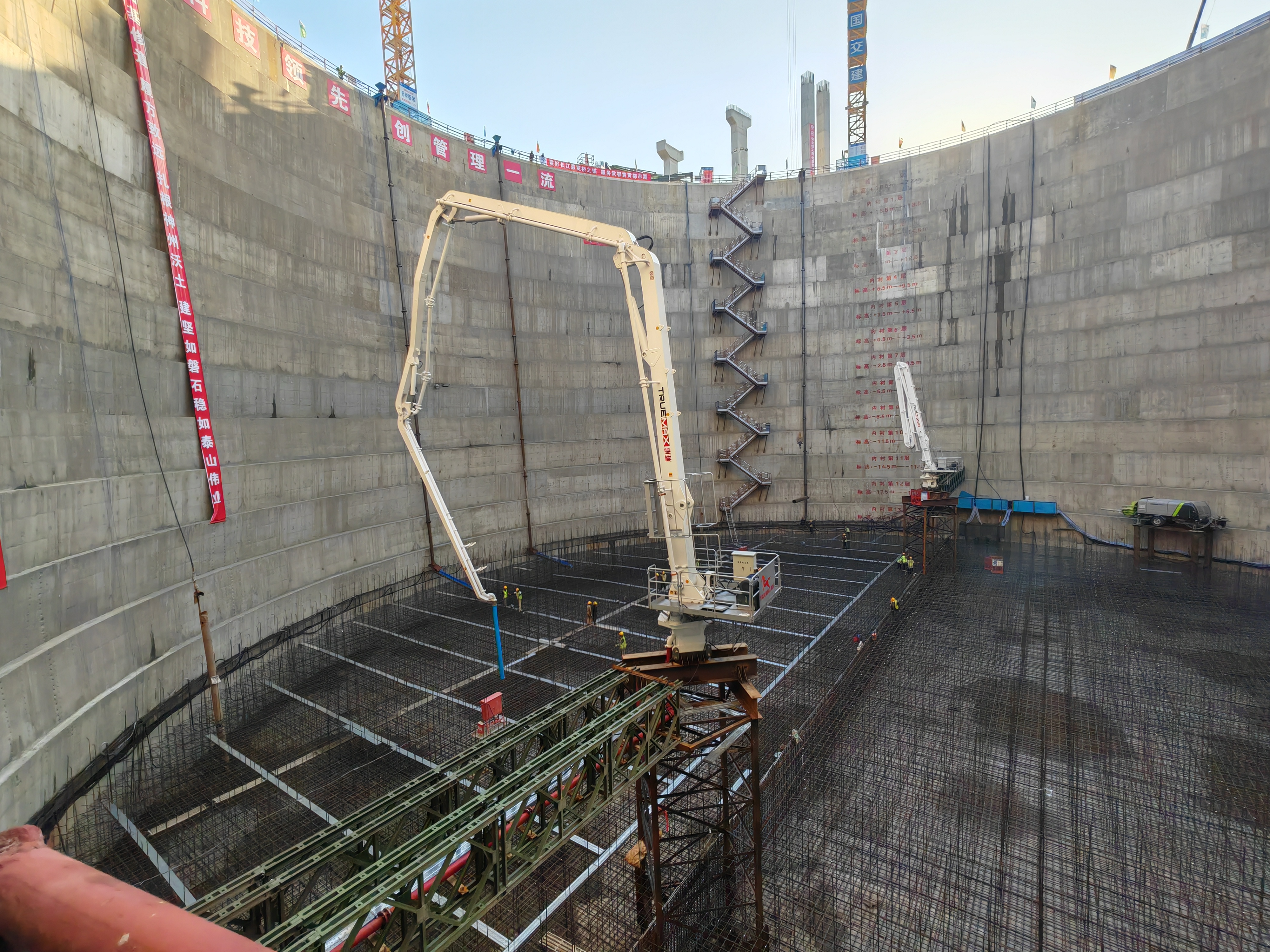 武漢第十二座大橋雙柳長(zhǎng)江大橋開始混凝土布料機(jī)澆筑